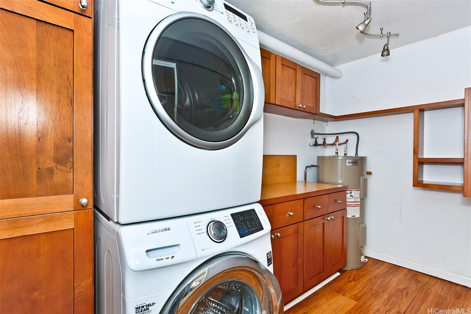 387 Kaelepulu Drive, Unit 1305 Kailua, HI 96734 - Photo 10 of 22 a utility room with dryer and washer