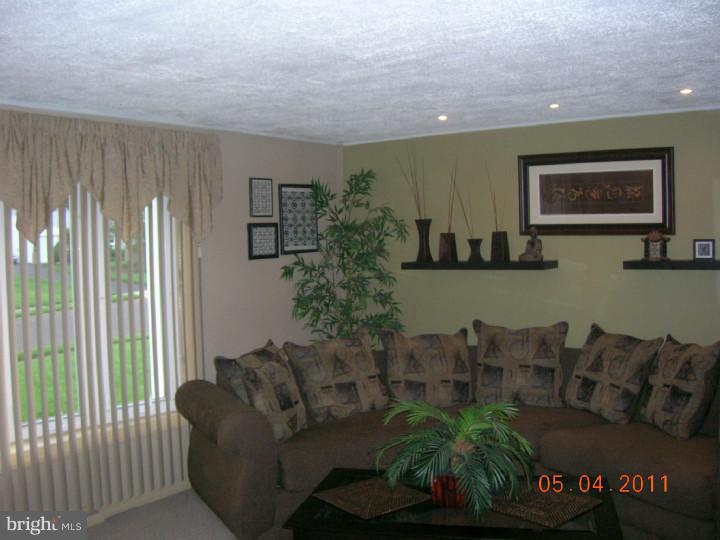 3755 Burns Road Huntingdon Valley, PA 19006 - Photo 10 of 24 Living Room