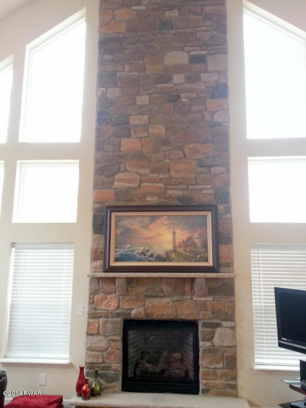 260 West Lakeview Road Lackawaxen, PA 18435 - Photo 5 of 37