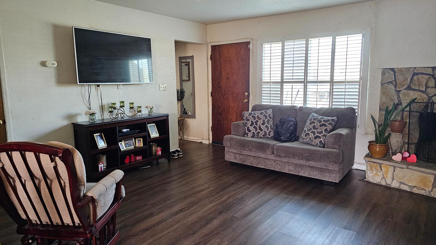 1526 8th Street Firebaugh, CA 93622 - Photo 11 of 57 a living room with furniture and a flat screen tv