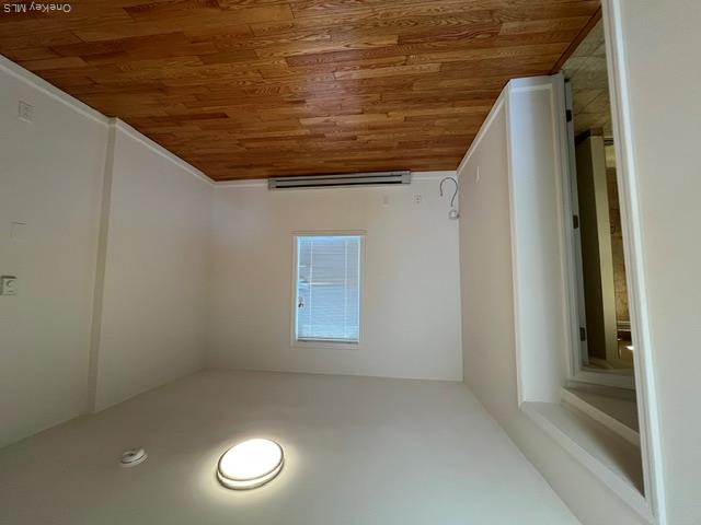 9 Linwood Road South, Unit REAR Port Washington, NY 11050 - Photo 4 of 8 Living room/Bedroom