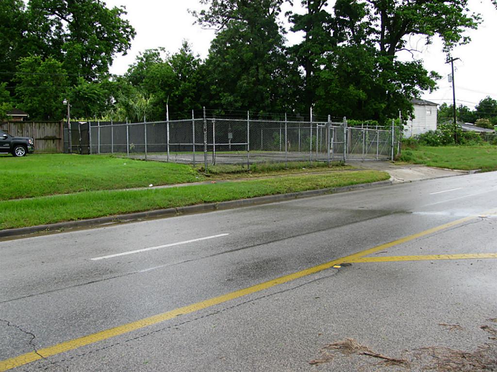 0 North North Loop Houston, TX 77008 - Photo 2 of 17 Use your imagination , not many opportunities at this price range to be right on the busy Houston inner loop.