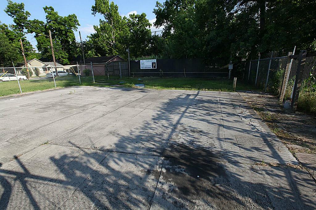 0 North North Loop Houston, TX 77008 - Photo 3 of 17 The home behind lot is currently listed for lease.