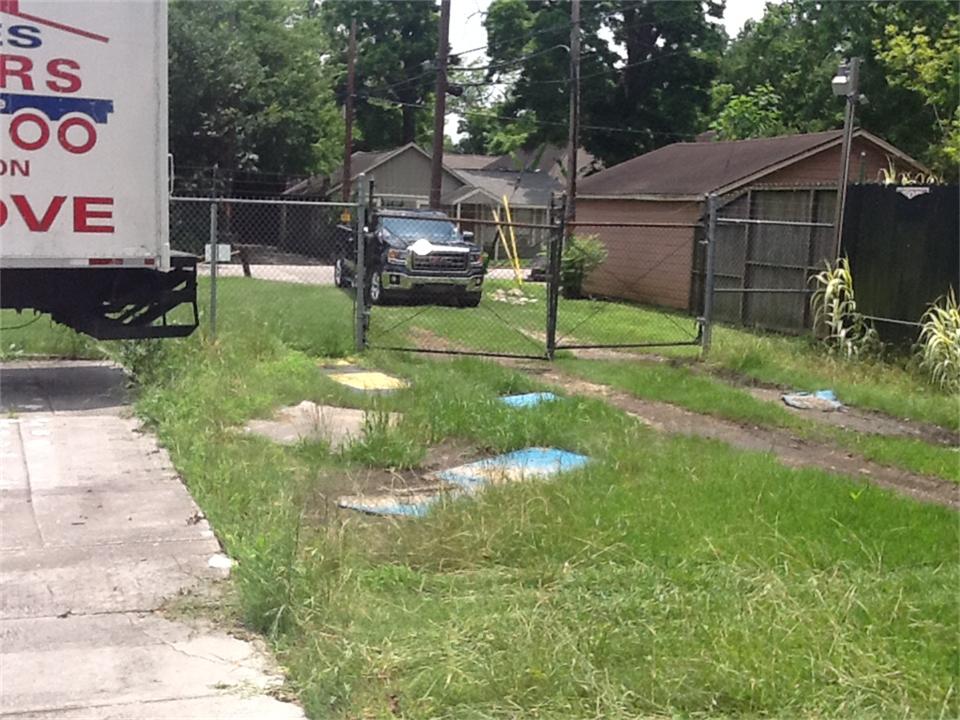 0 North North Loop Houston, TX 77008 - Photo 10 of 17 view from inside lot showing easement access from Cortlandt street, lot is fully gated