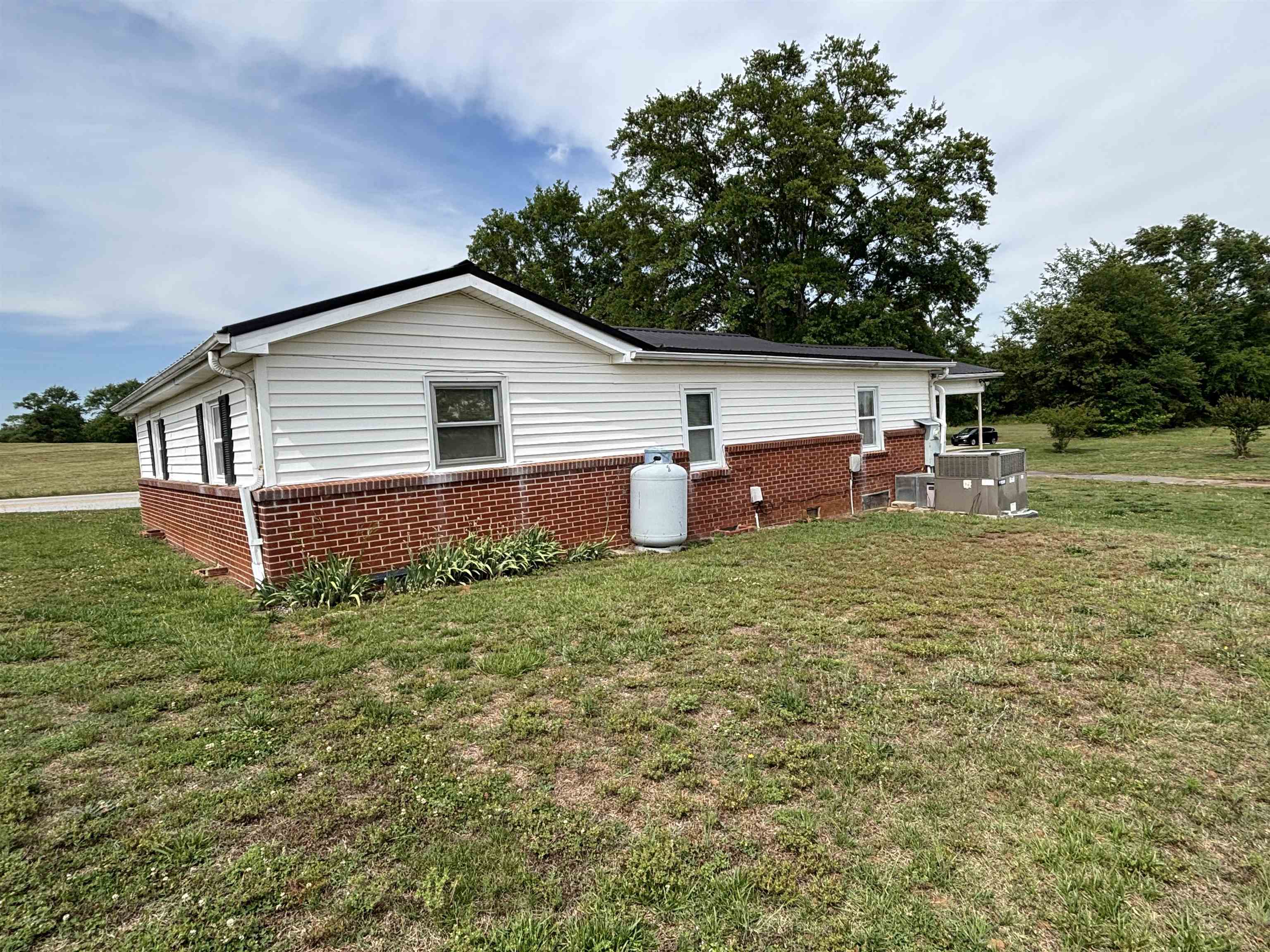 2451 Fairfield Road Chesnee, SC 29323 - Photo 4 of 28