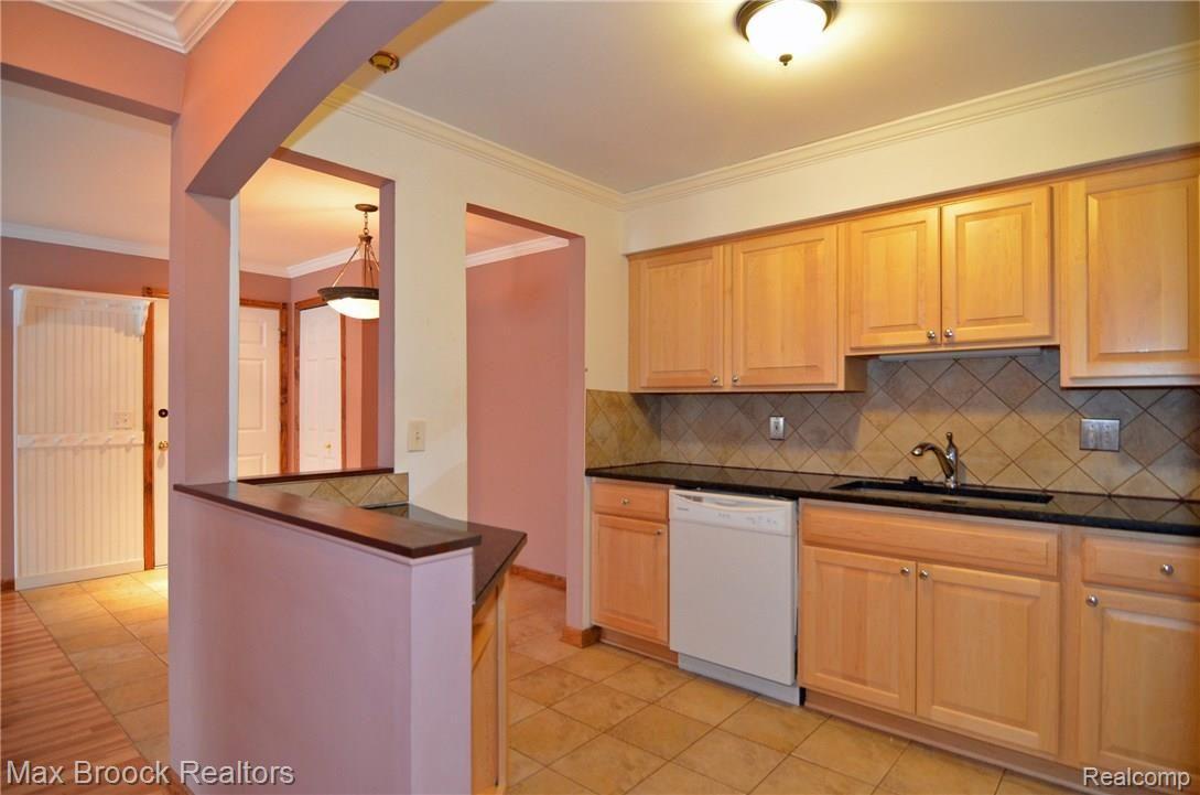 475 Baldwin Avenue Rochester, MI 48307 - Photo 6 of 9 6 Kitchen 2.JPG
