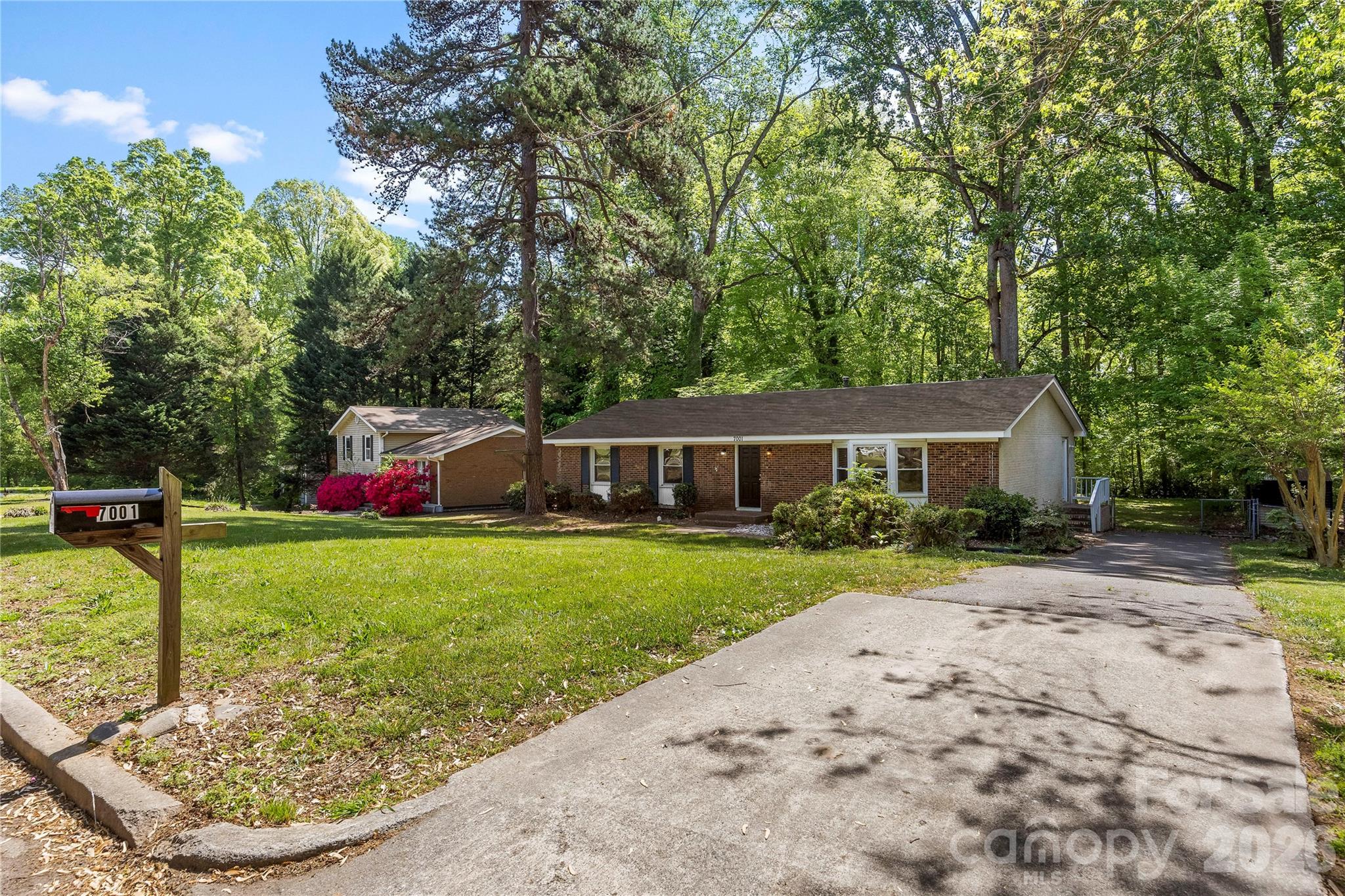 a view of a house with a backyard