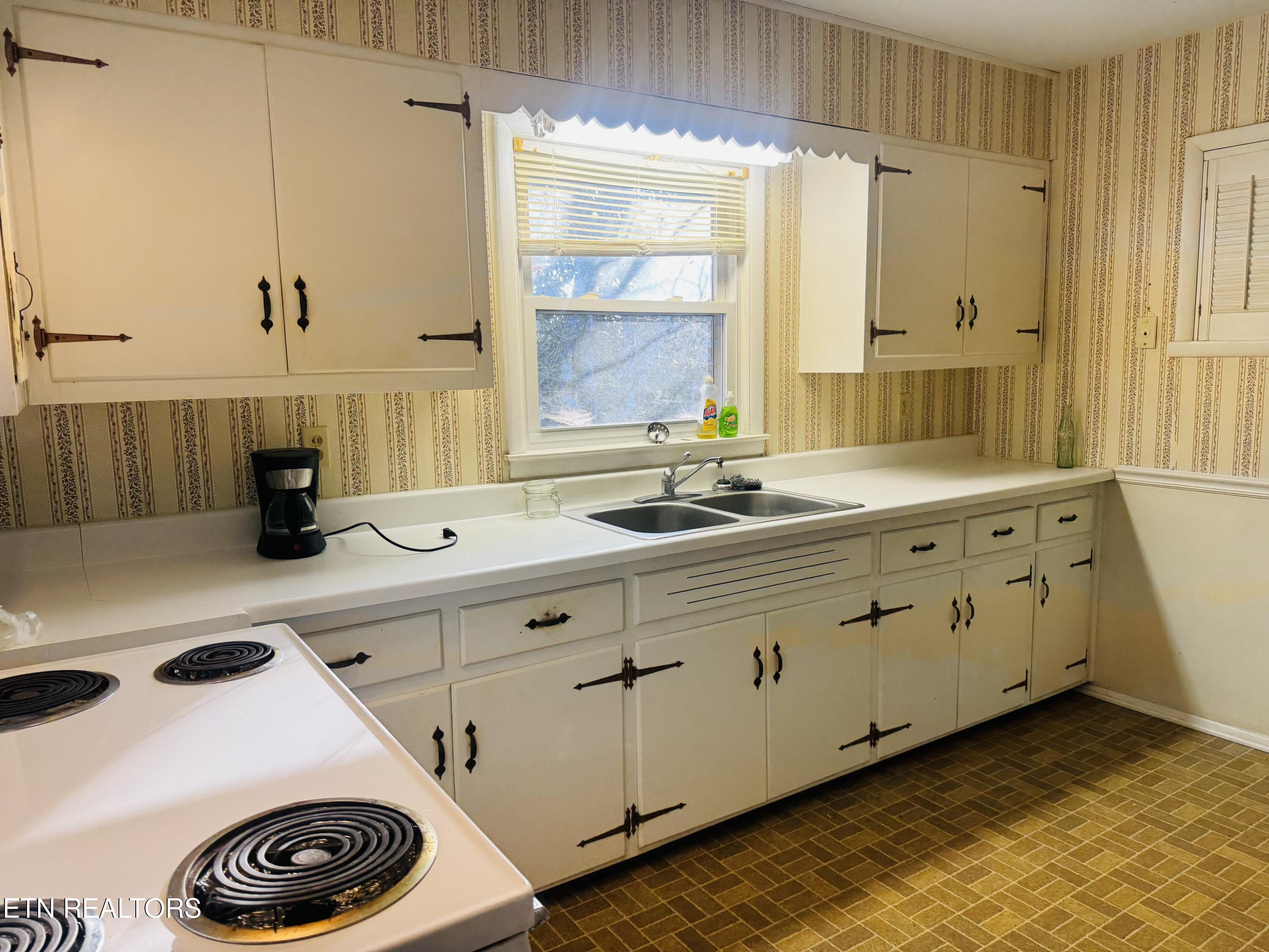 508 Scenic Drive Clinton, TN 37716 - Photo 17 of 33 IMG_3325