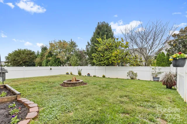 a view of a backyard