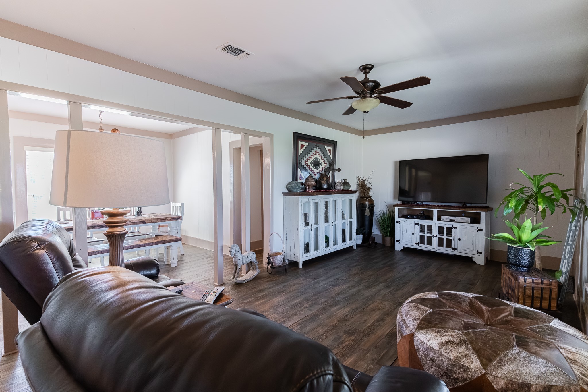 1119 Wolters Road Schulenburg, TX 78956 - Photo 41 of 50 a living room with furniture and a flat screen tv