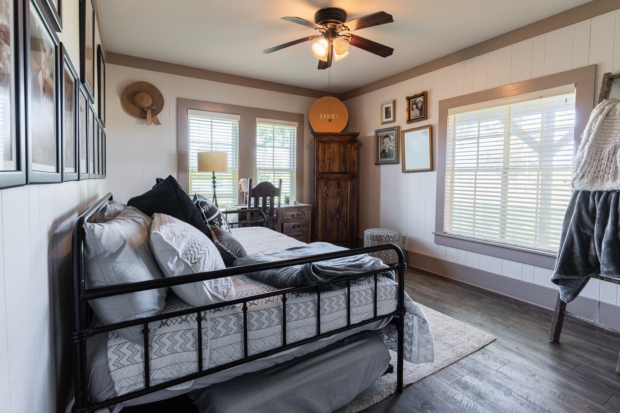 1119 Wolters Road Schulenburg, TX 78956 - Photo 46 of 50 a bedroom with a bed and a chandelier