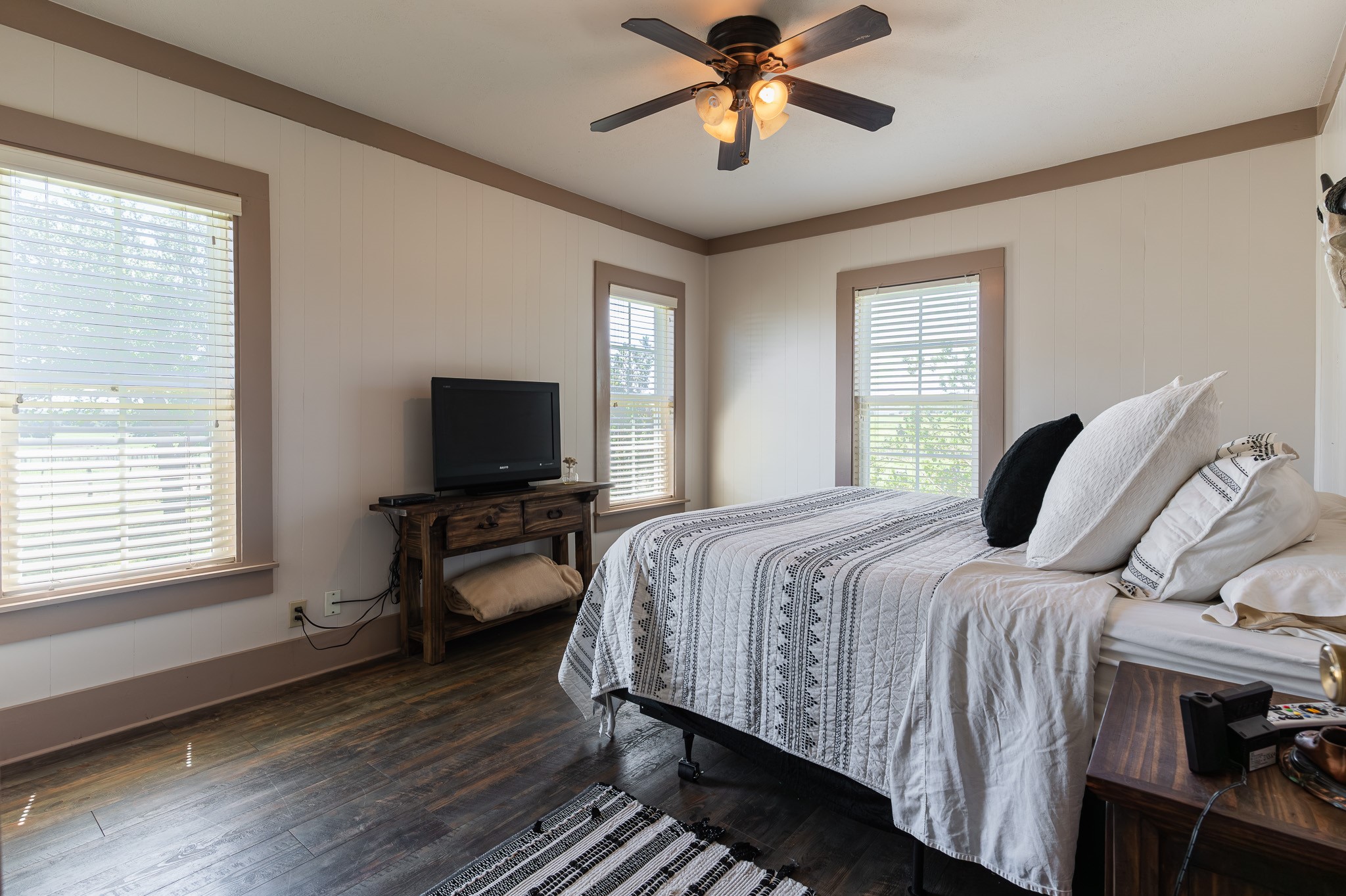 1119 Wolters Road Schulenburg, TX 78956 - Photo 48 of 50 a bedroom with a bed and a flat screen tv