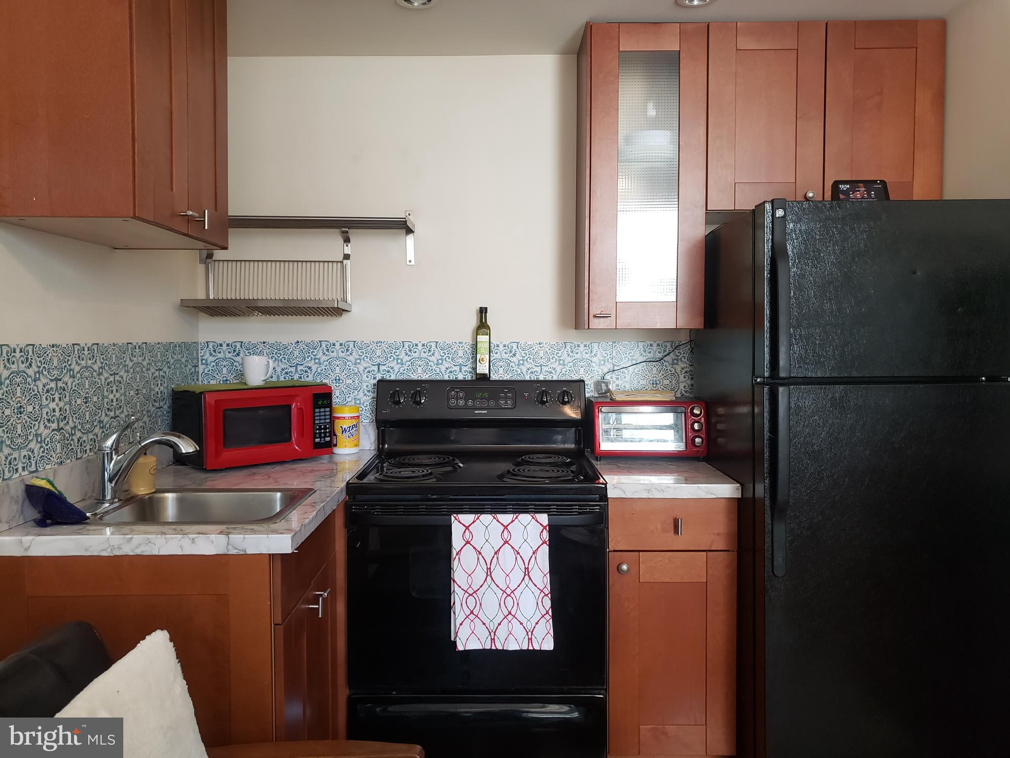 1324 Locust Street, Unit 918 Philadelphia, PA 19107 - Photo 3 of 38 Full Kitchen w/ Electric Oven/range