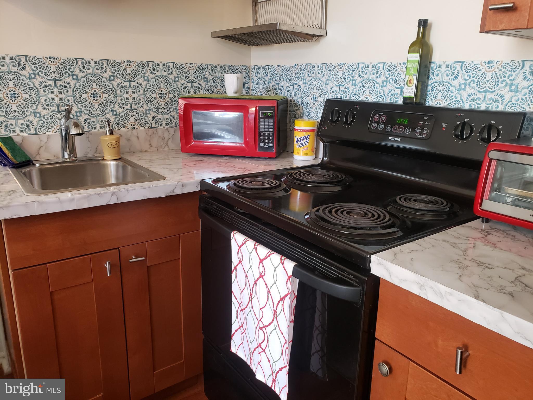 1324 Locust Street, Unit 918 Philadelphia, PA 19107 - Photo 4 of 38 Full Kitchen w/ Electric Oven/range