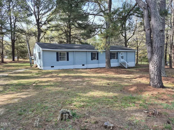 a view of a house with backyard