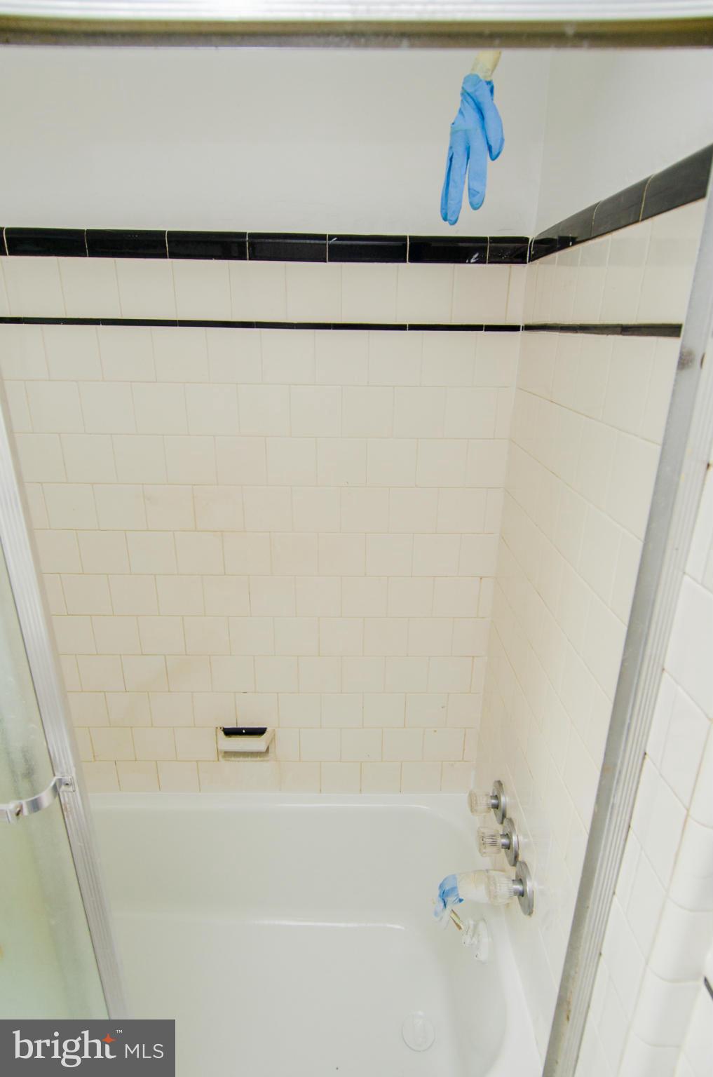 1417 Stonewood Road Baltimore, MD 21239 - Photo 12 of 28 a bathroom with a bathtub