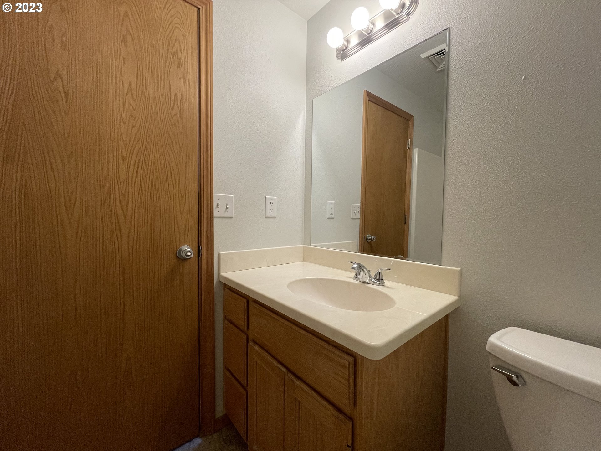 4033 Virginia Avenue Springfield, OR 97478 - Photo 25 of 29 a bathroom with a sink and a mirror
