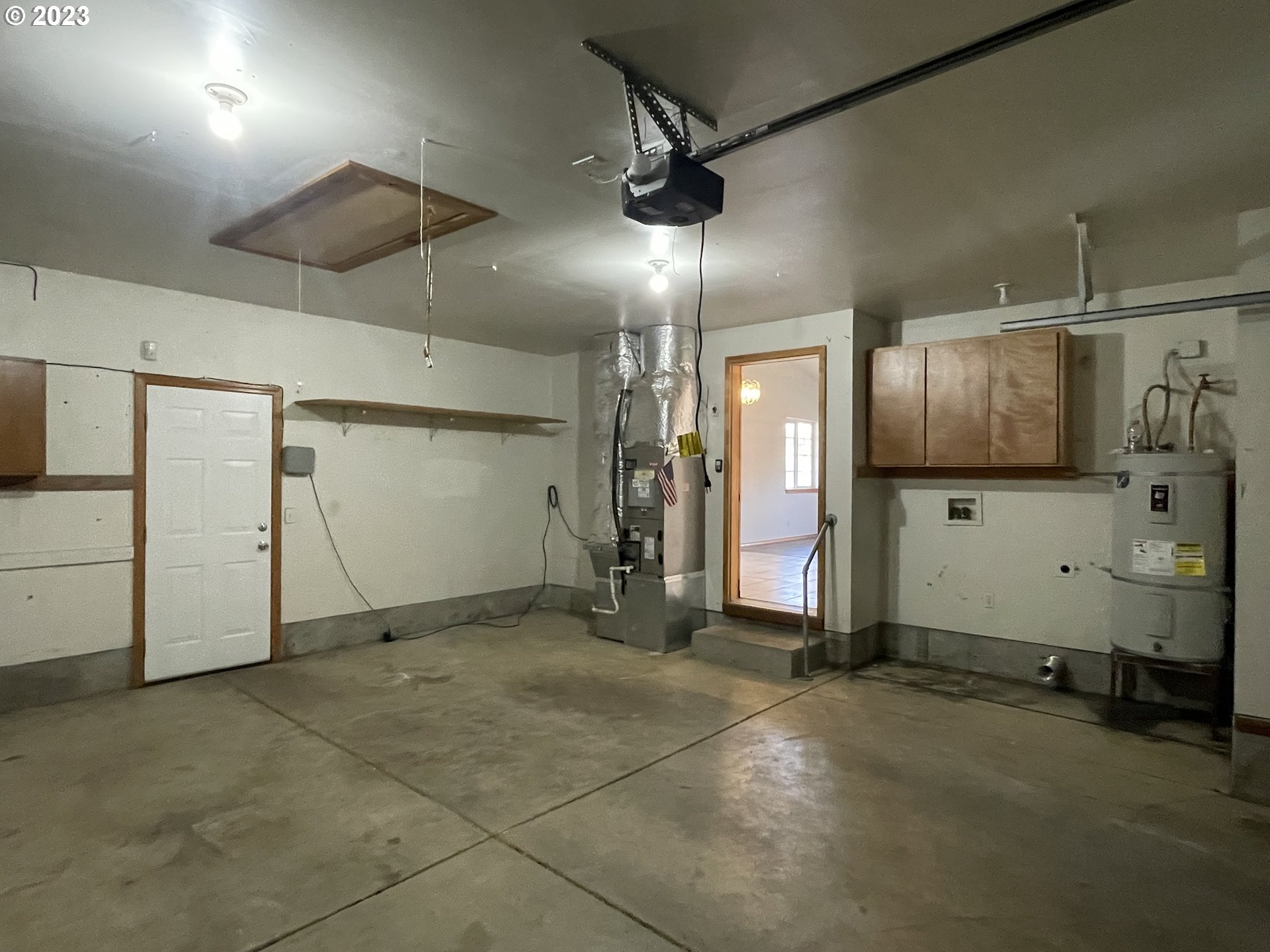 4033 Virginia Avenue Springfield, OR 97478 - Photo 28 of 29 a view of a garage