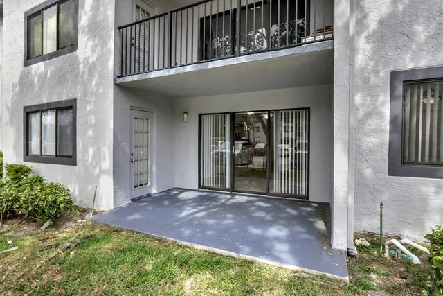 a view of a house with backyard and porch