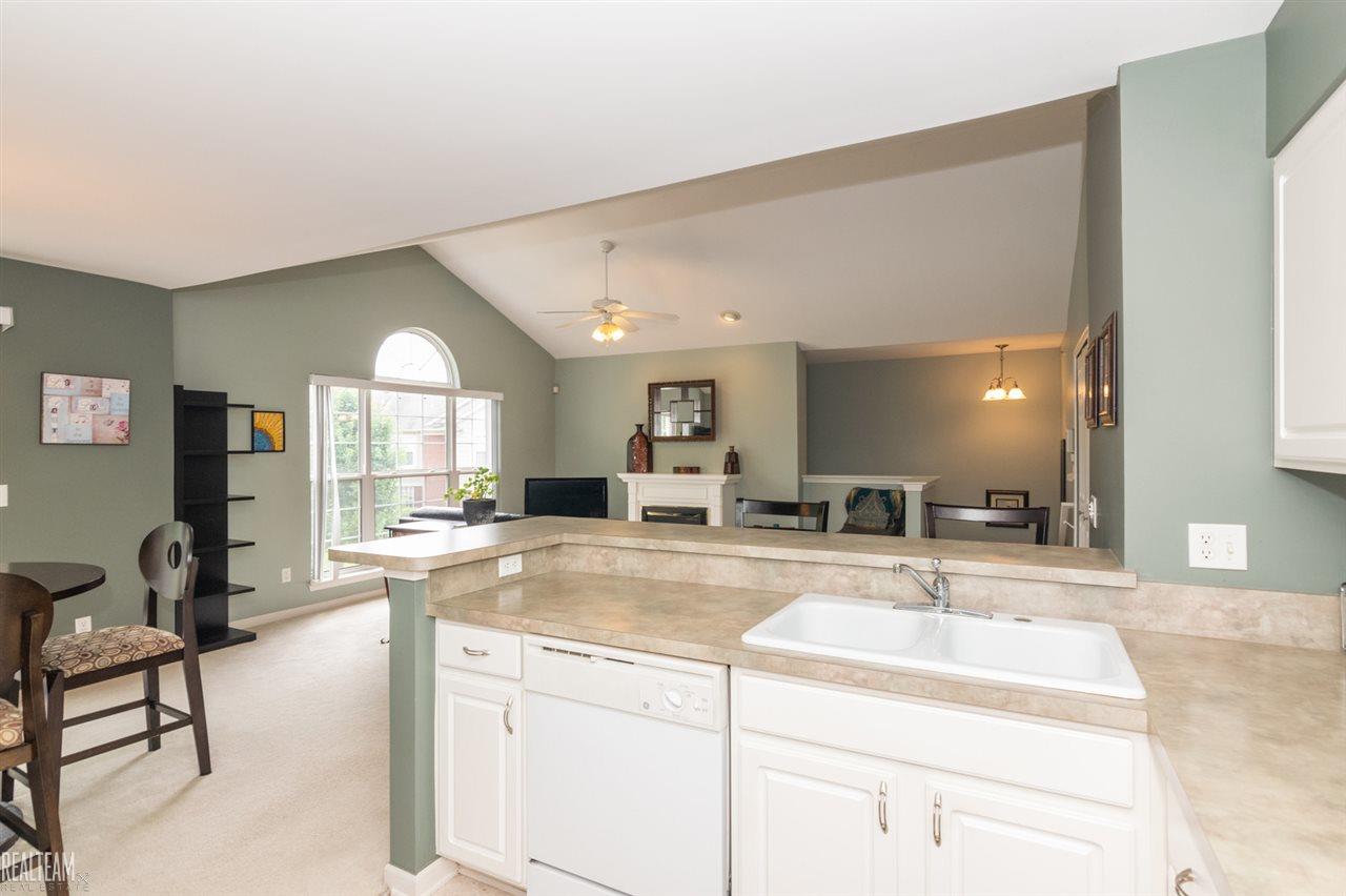 1692 Deepwood Circle Rochester, MI 48307 - Photo 11 of 19 31387416-10.JPG