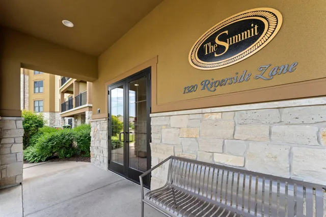 $500,000 | 1320 Riverside Lane, Unit 112, Mendota Heights, MN 55118