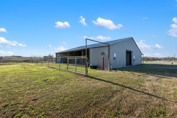 $800,000 | 700 County Road 466, Elgin, TX 78621
