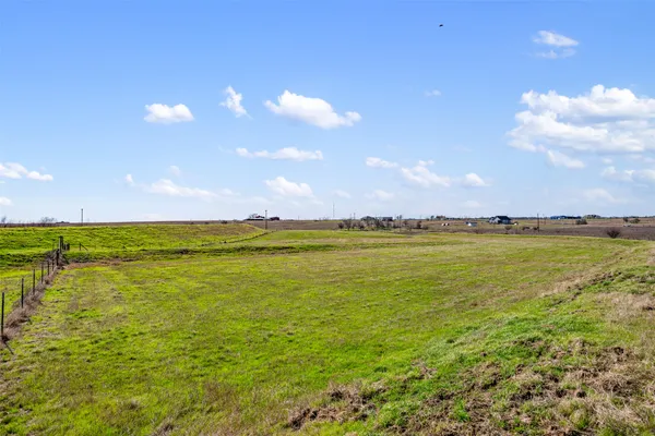 $800,000 | 700 County Road 466, Elgin, TX 78621
