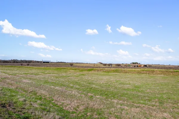 $800,000 | 700 County Road 466, Elgin, TX 78621