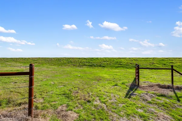 $800,000 | 700 County Road 466, Elgin, TX 78621