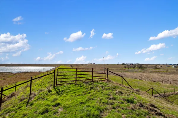 $800,000 | 700 County Road 466, Elgin, TX 78621