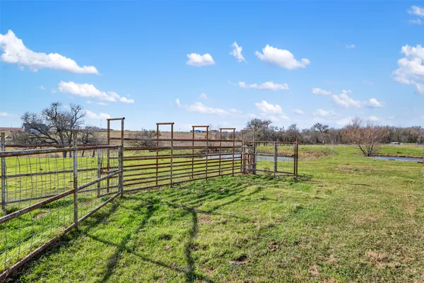 $800,000 | 700 County Road 466, Elgin, TX 78621