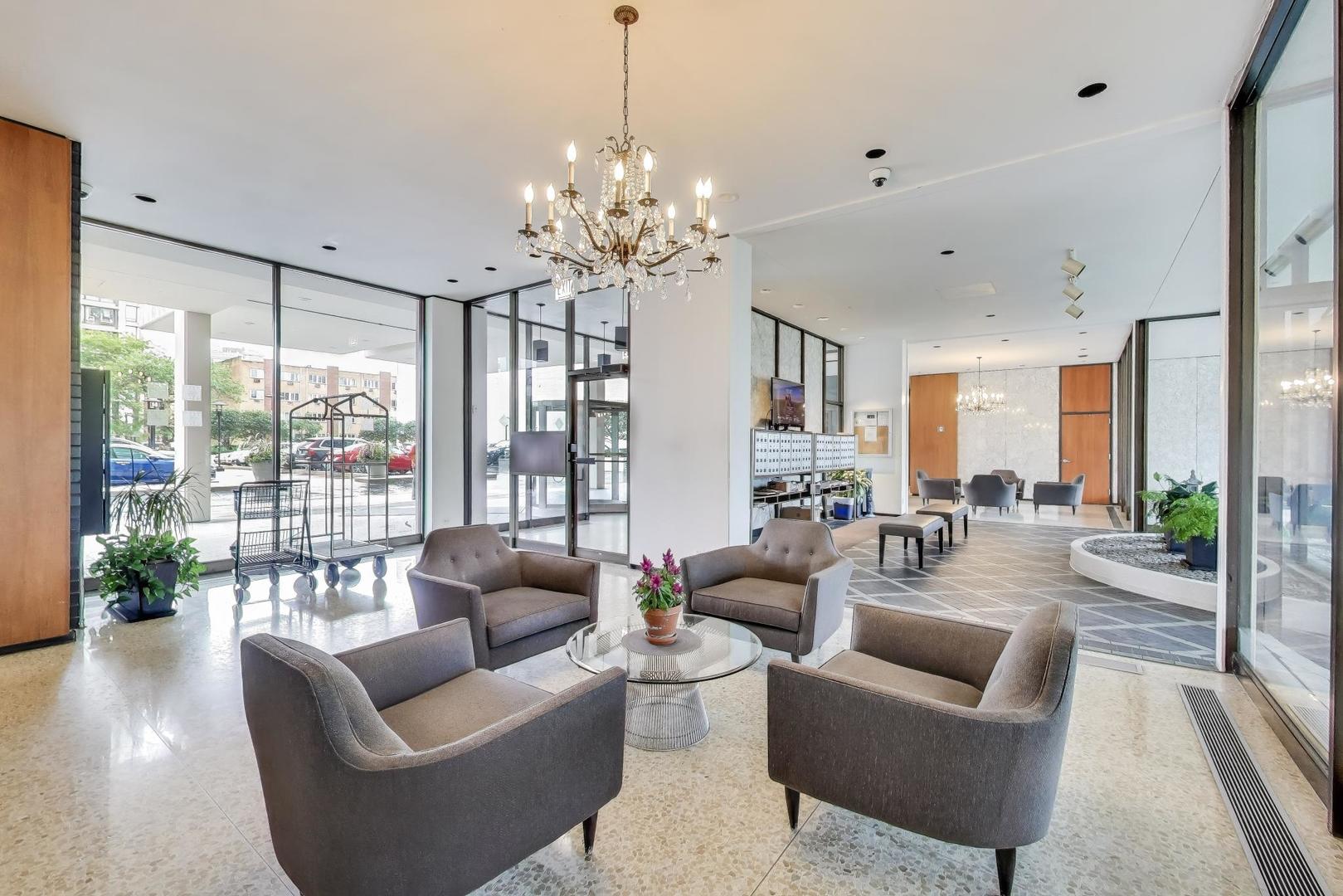 5733 North Sheridan Road, Unit 4C Chicago, IL 60660 - Photo 3 of 42 Gallery Image 3