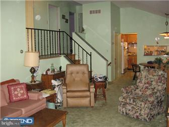 716 East Chestnut Hill Road Newark, DE 19713 - Photo 4 of 11 Living Room
