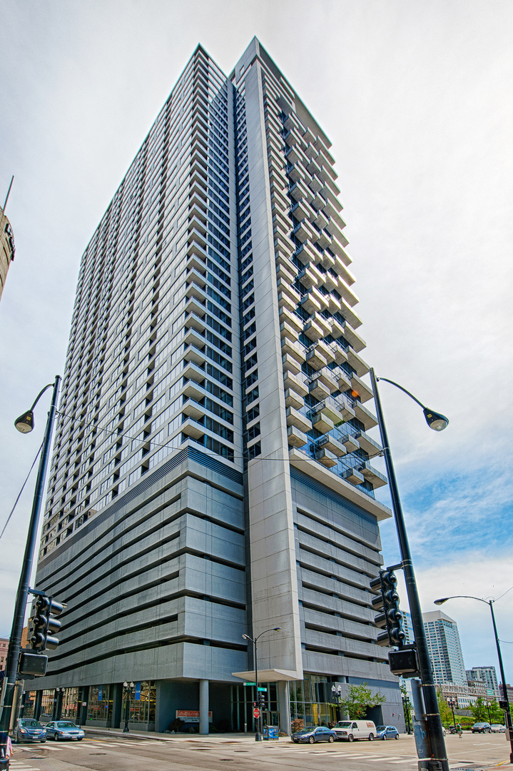 235 West Van Buren Street, Unit 2009 Chicago, IL 60607 - Photo 1 of 14 a front view of a building