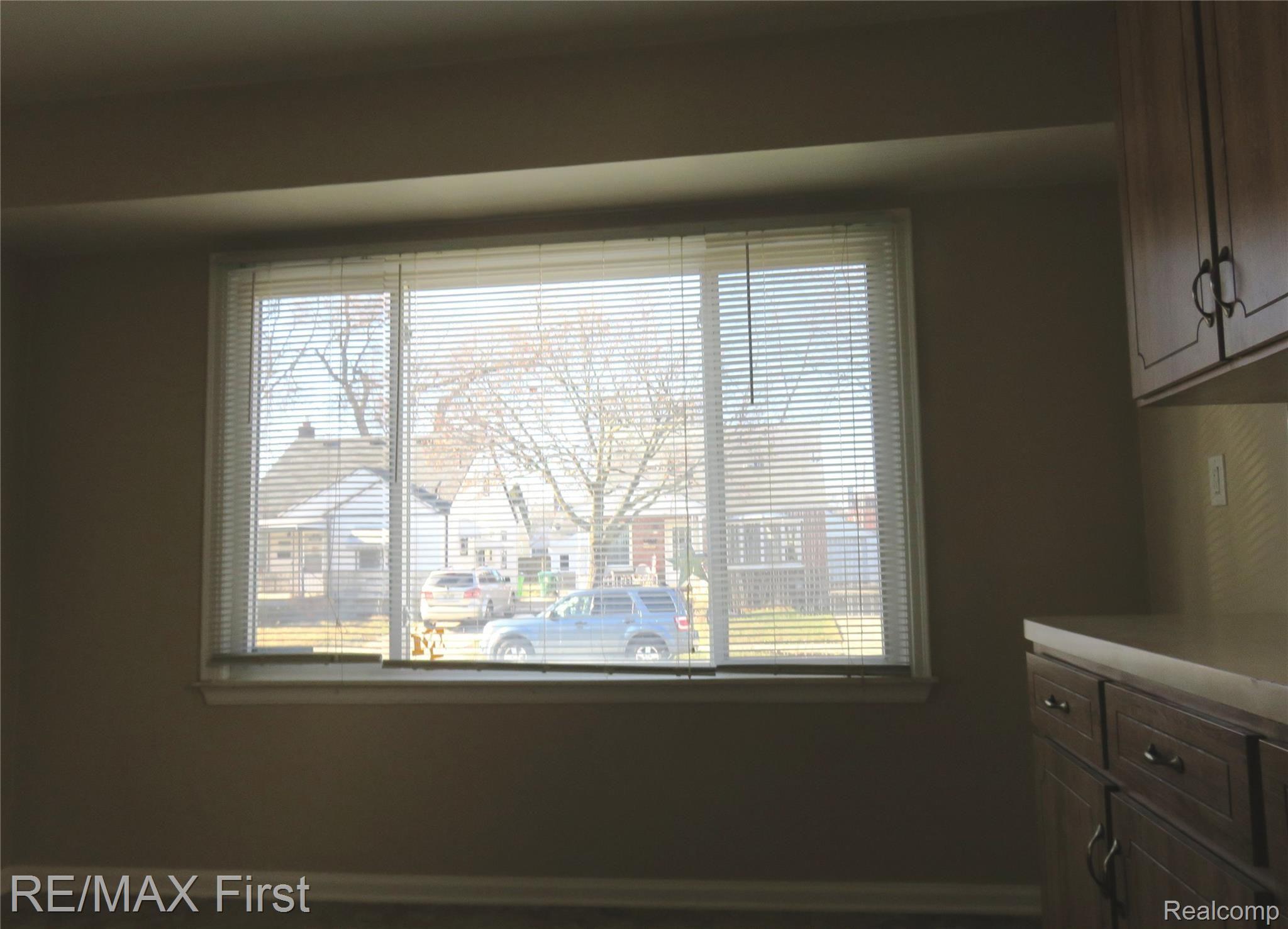 21740 Rausch Avenue Eastpointe, MI 48021 - Photo 5 of 25 21740 Rausch Dining.JPG
