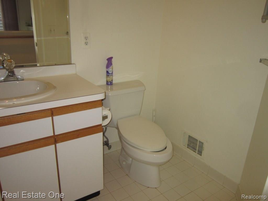 23063 Farmington Road Farmington, MI 48336 - Photo 24 of 37