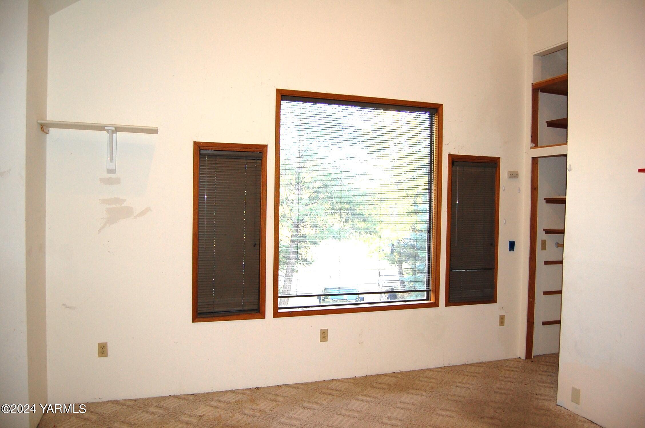 160 Tampico Park Road Yakima, WA 98903 - Photo 11 of 26 a view of a window in an empty room