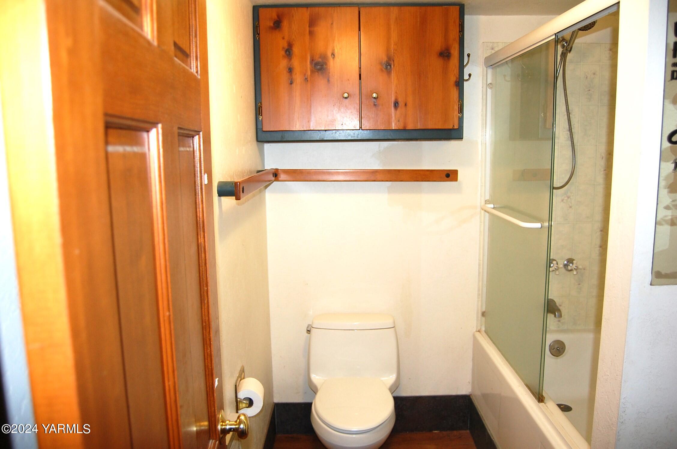 160 Tampico Park Road Yakima, WA 98903 - Photo 12 of 26 a bathroom with a toilet a sink and a shower