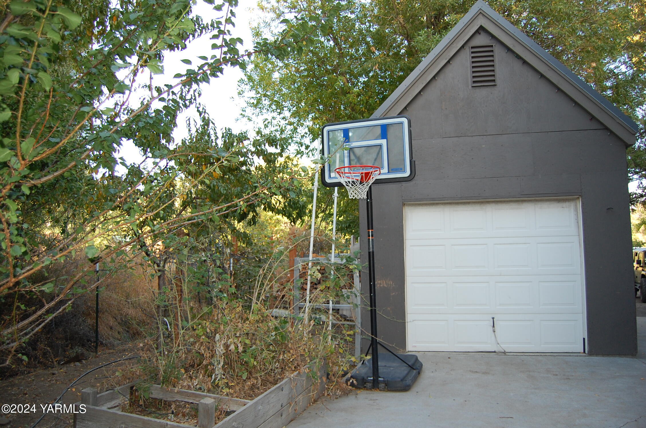 160 Tampico Park Road Yakima, WA 98903 - Photo 17 of 26 a front view of a house with parking