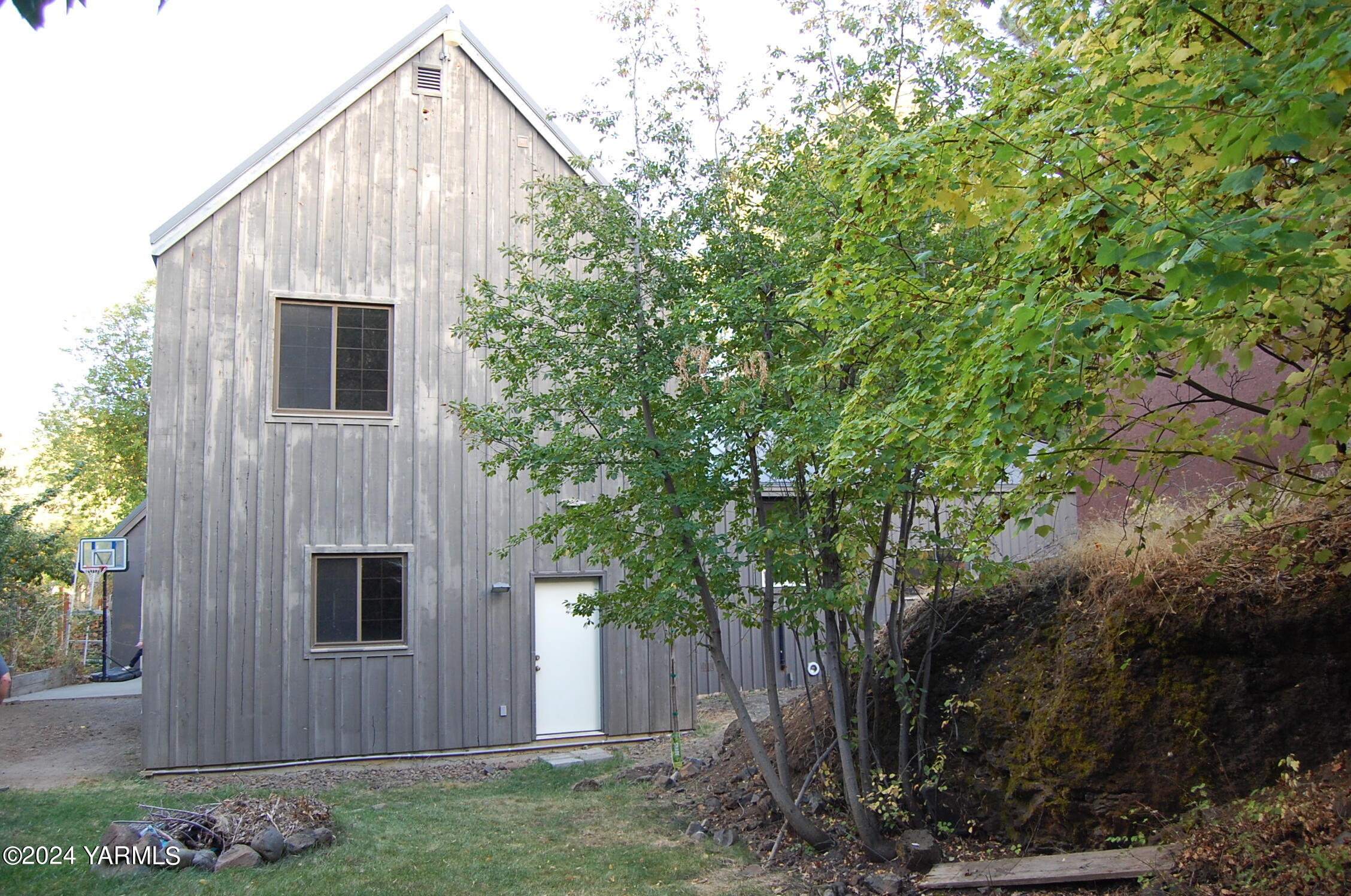 160 Tampico Park Road Yakima, WA 98903 - Photo 20 of 26 a backyard of a house with lots of green space