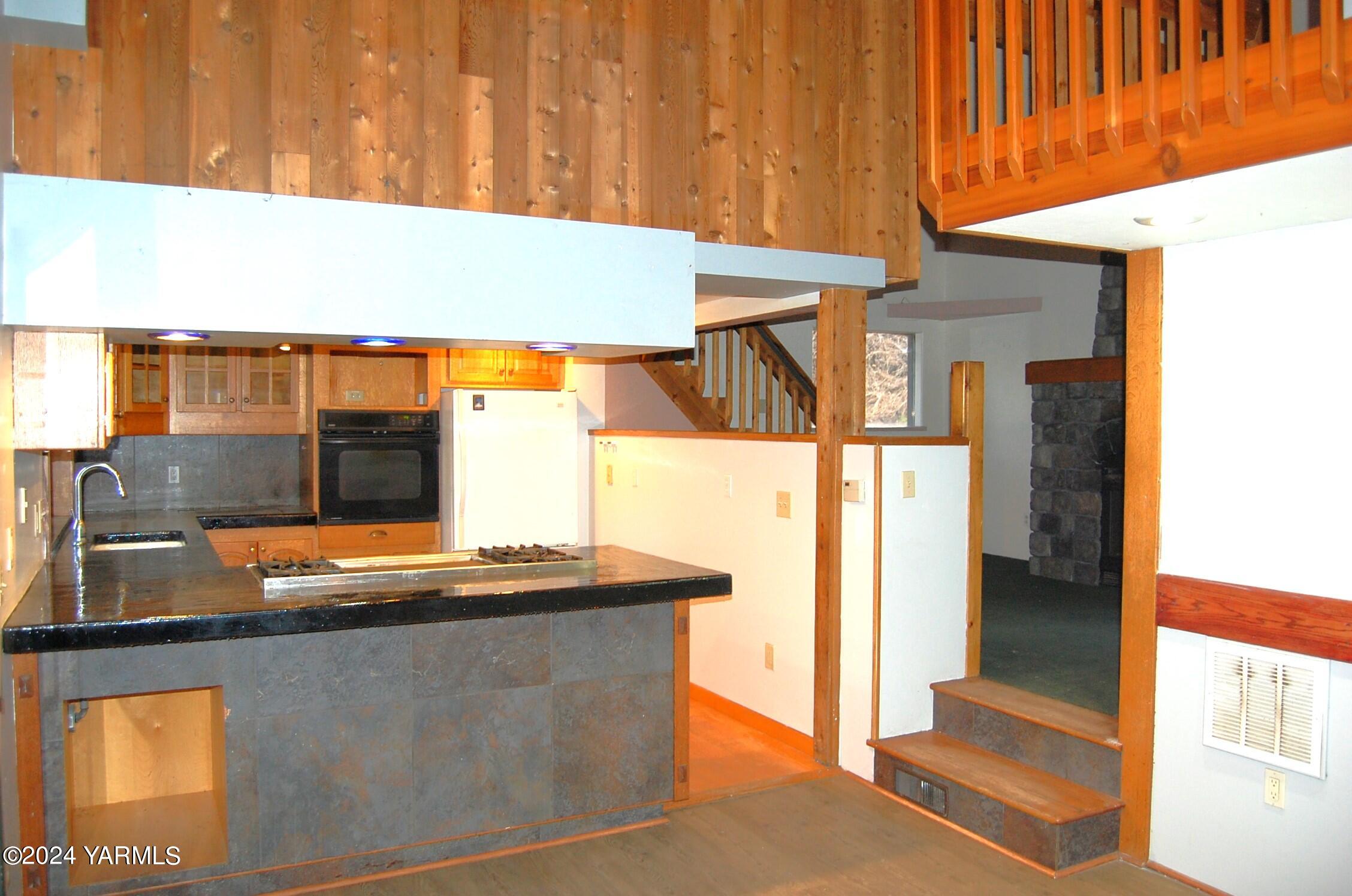 160 Tampico Park Road Yakima, WA 98903 - Photo 4 of 26 a view of kitchen with furniture and window