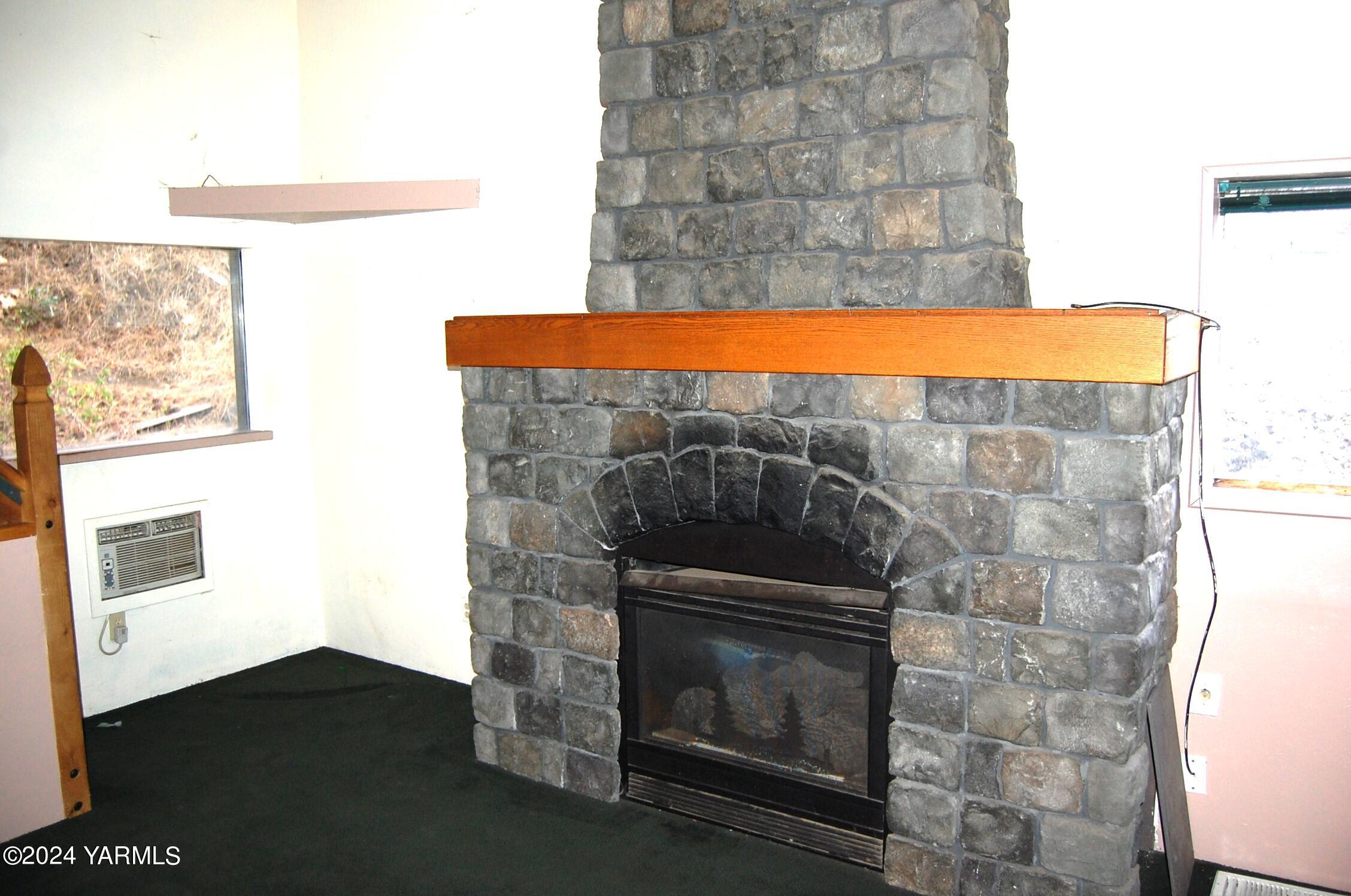 160 Tampico Park Road Yakima, WA 98903 - Photo 6 of 26 a room with a fireplace