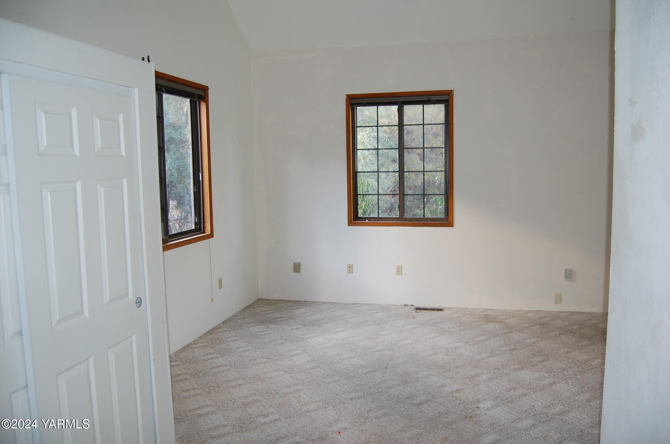160 Tampico Park Road Yakima, WA 98903 - Photo 8 of 26 an empty room with windows