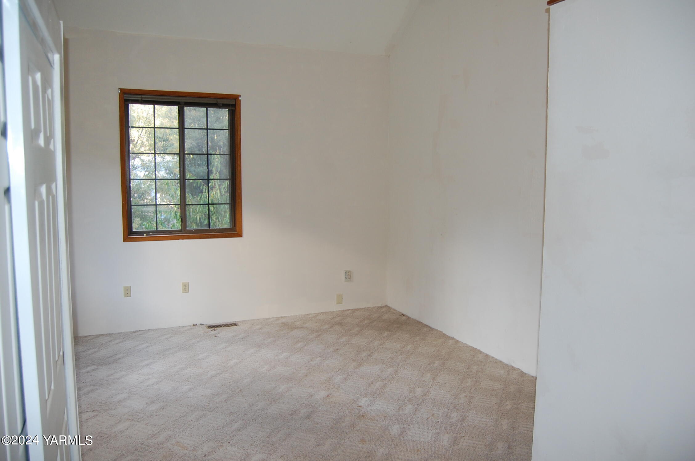 160 Tampico Park Road Yakima, WA 98903 - Photo 9 of 26 an empty room with a window