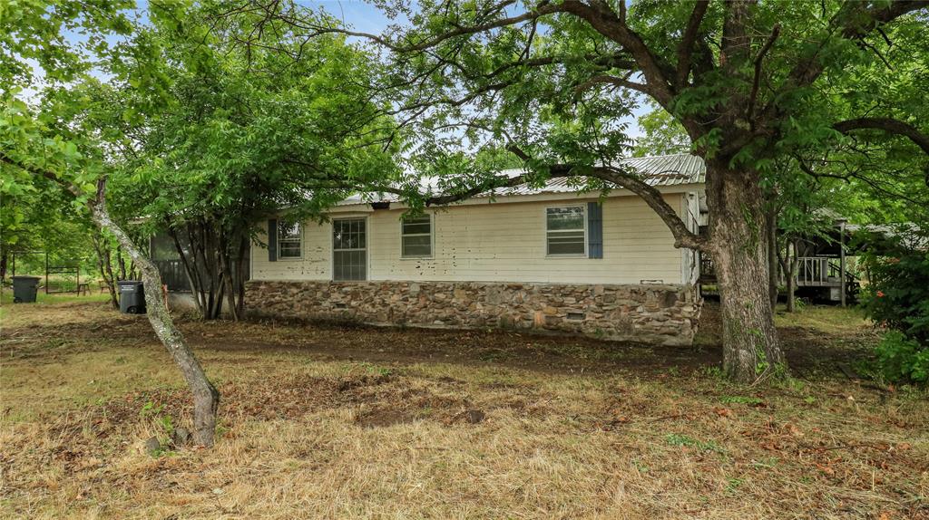 306 Denver Road Sunset, TX 76270 - Photo 3 of 24