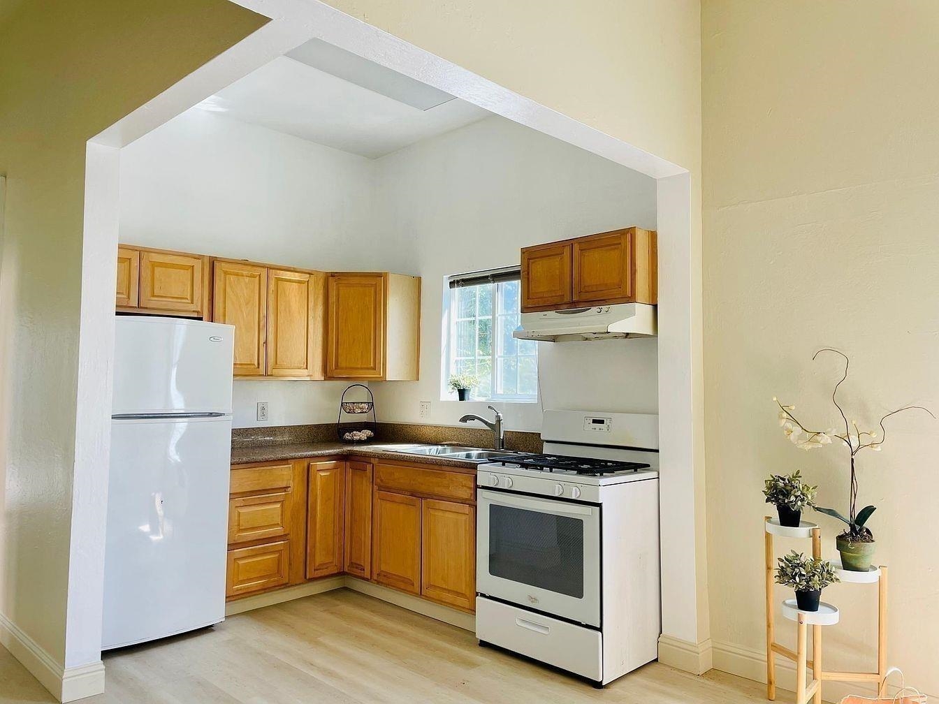 1432 Union Street, Unit UPPR Oakland, CA 94607 - Photo 13 of 27 Lower Unit Kitchen Staged