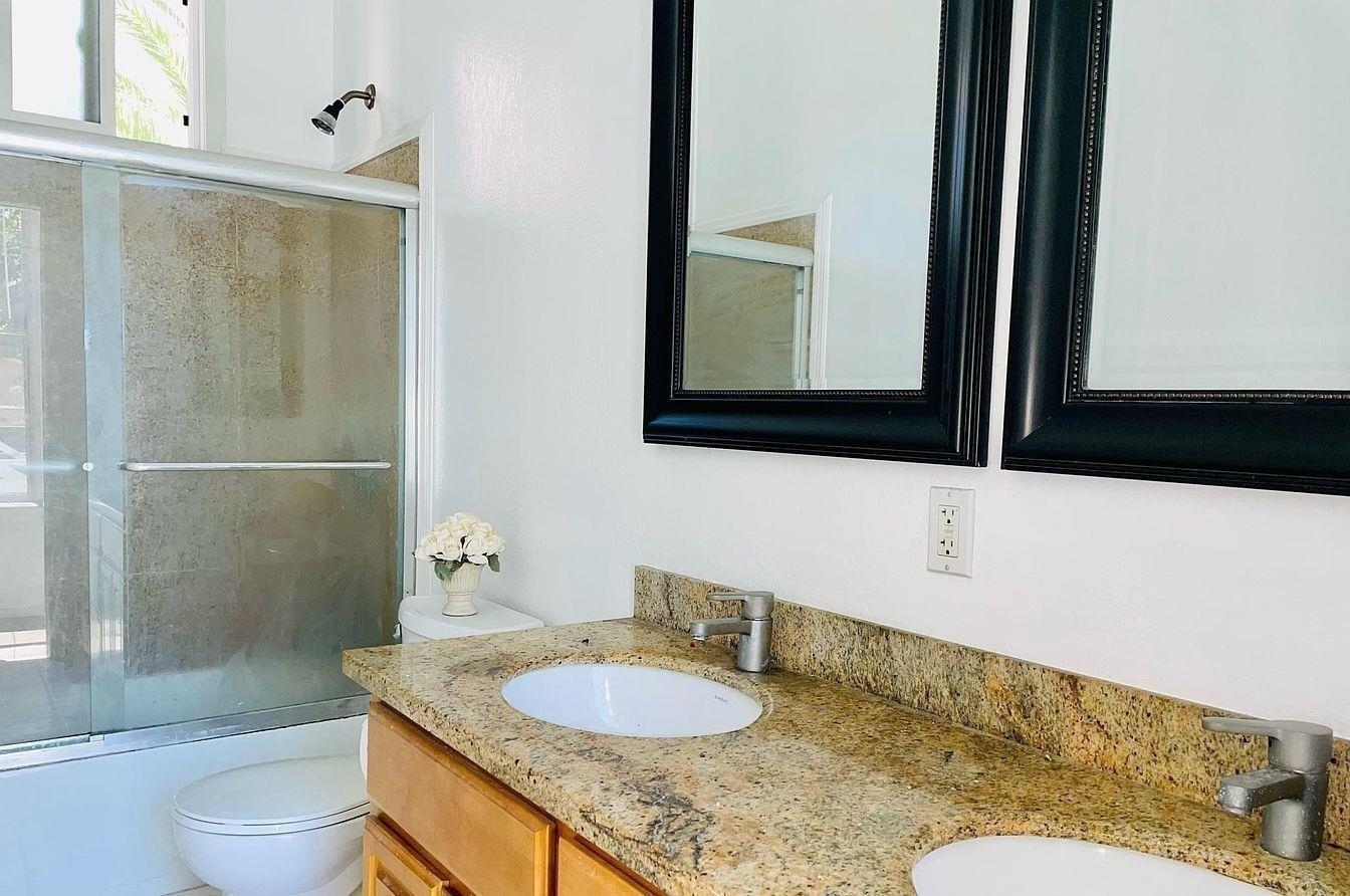 1432 Union Street, Unit UPPR Oakland, CA 94607 - Photo 20 of 27 Ensuite Bathroom