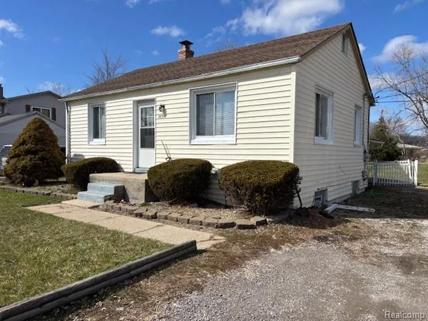 $950 | 18391 Masonic, Unit 1, Fraser, MI 48026
