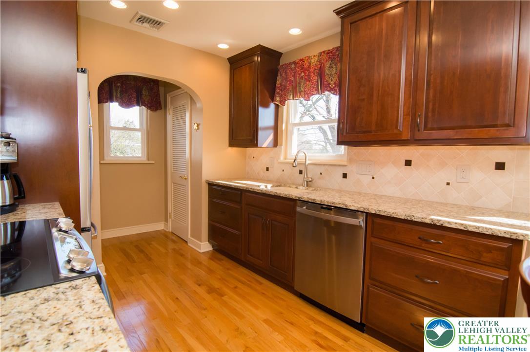 3316 Edinburgh Road Allentown, PA 18104 - Photo 8 of 35 Updated Kitchen