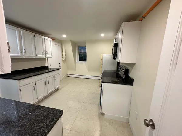 $2,400 | 440 Newtonville Avenue, Unit 4, Newton, MA 02460